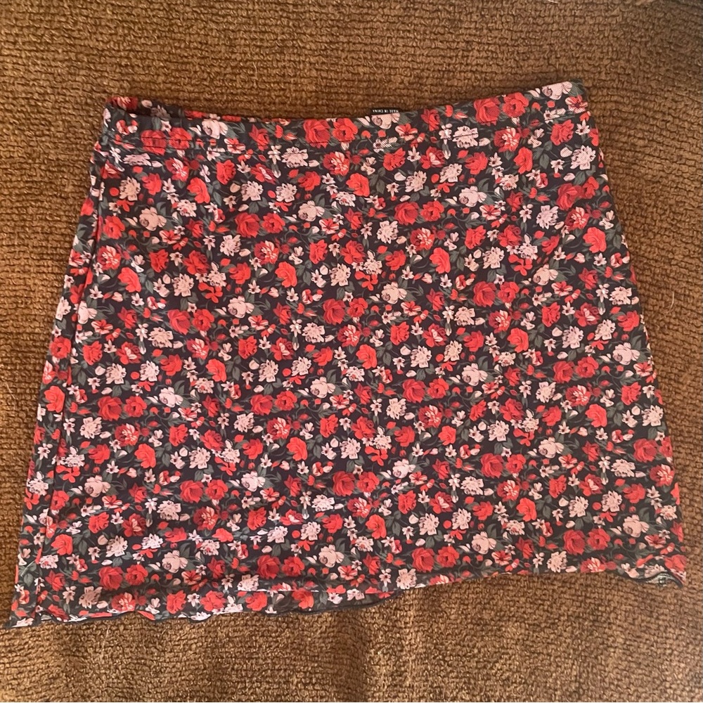 SHEIN cute skirt, floral. Nylon w/spandex waist. Slight hem ruffle, lined-EUC